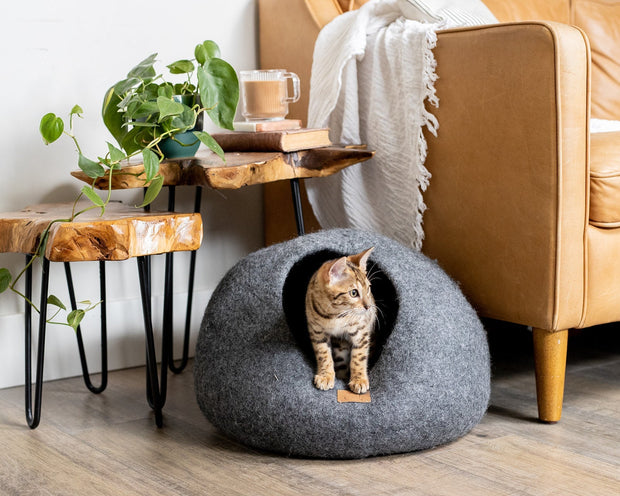 Hochwertiges Katzenhöhlenbett aus gefilzter Wolle – gemütliche, runde Peekaboo-Höhle für große oder kleine Katzen – Steingrau