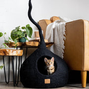 Grotte de luxe en feutre fabriquée à la main avec queue – Lit Peekaboo spacieux et élégant pour chats exigeants